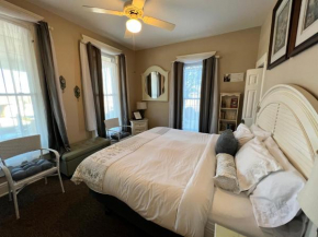 Historic Branson Hotel - Quiet Quilt Room with King Bed - Downtown - FREE TICKETS INCLUDED